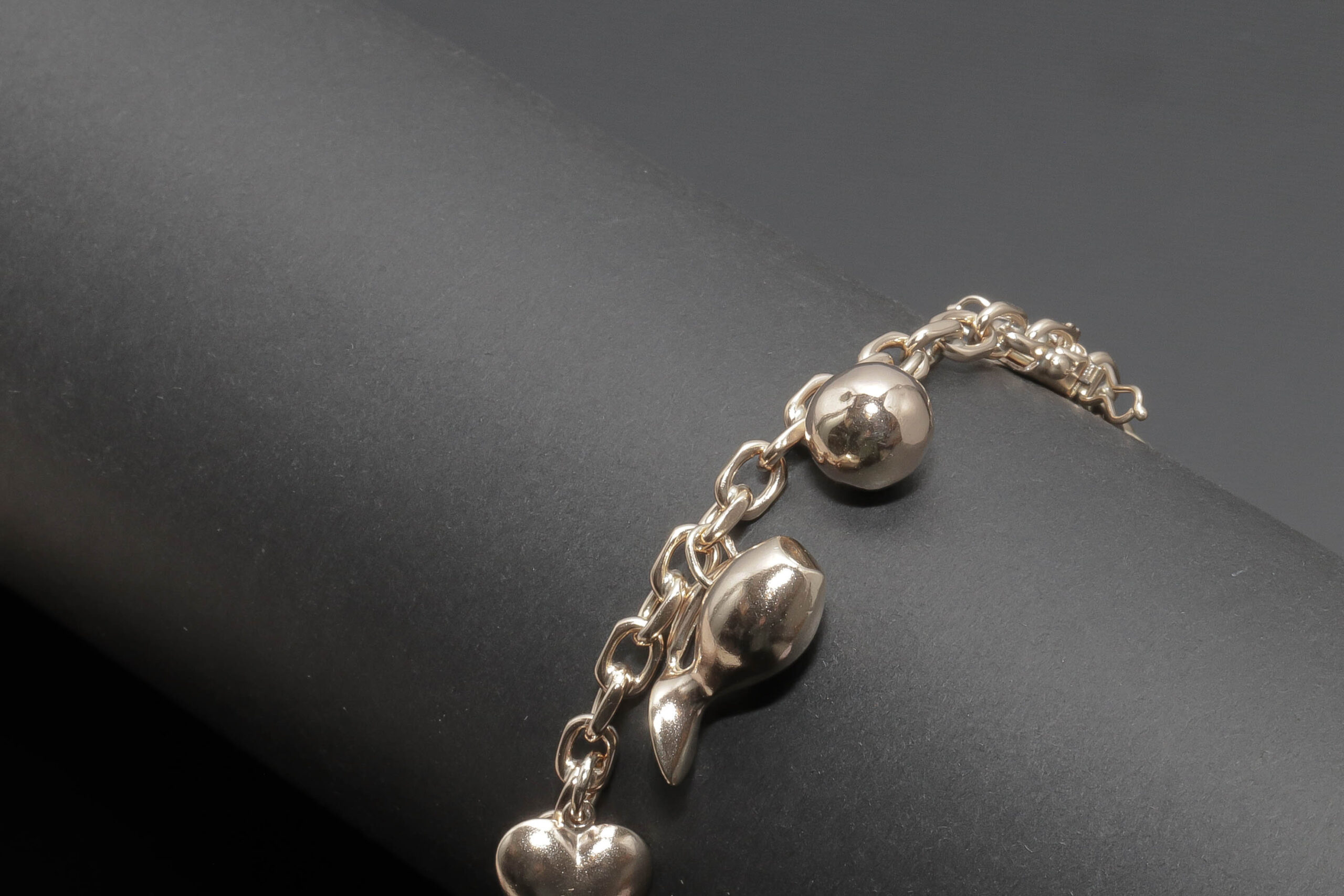 Anker armlænke med charms i 14 karat guld
