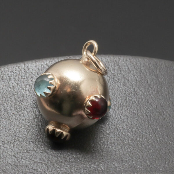 Charms med sten i 14 karat guld