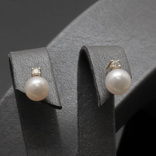 Elegante ørestikker med perle og diamant i 14 karat guld