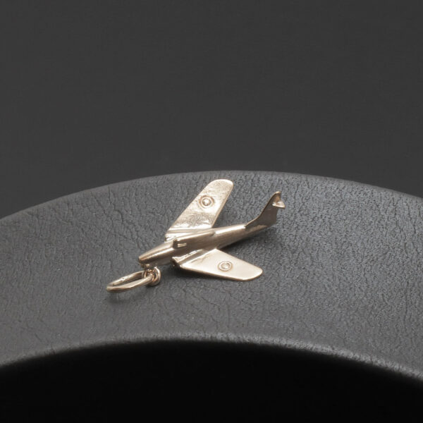 Fly charms i 14 karat guld.