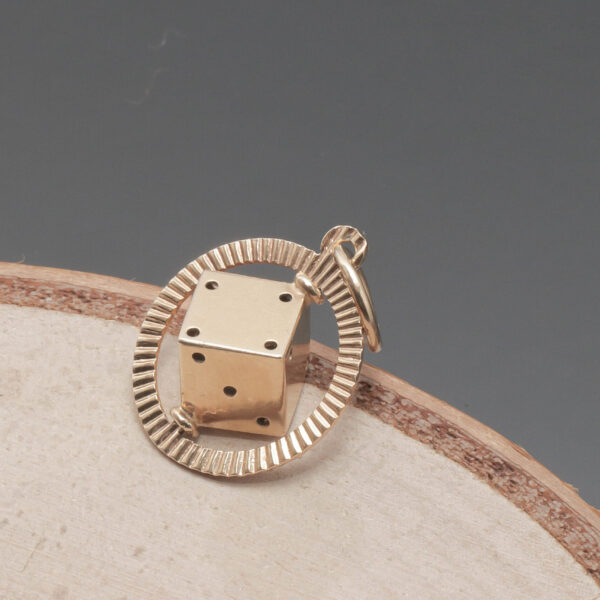 Vedhæng med roterende terning i 18 karat guld