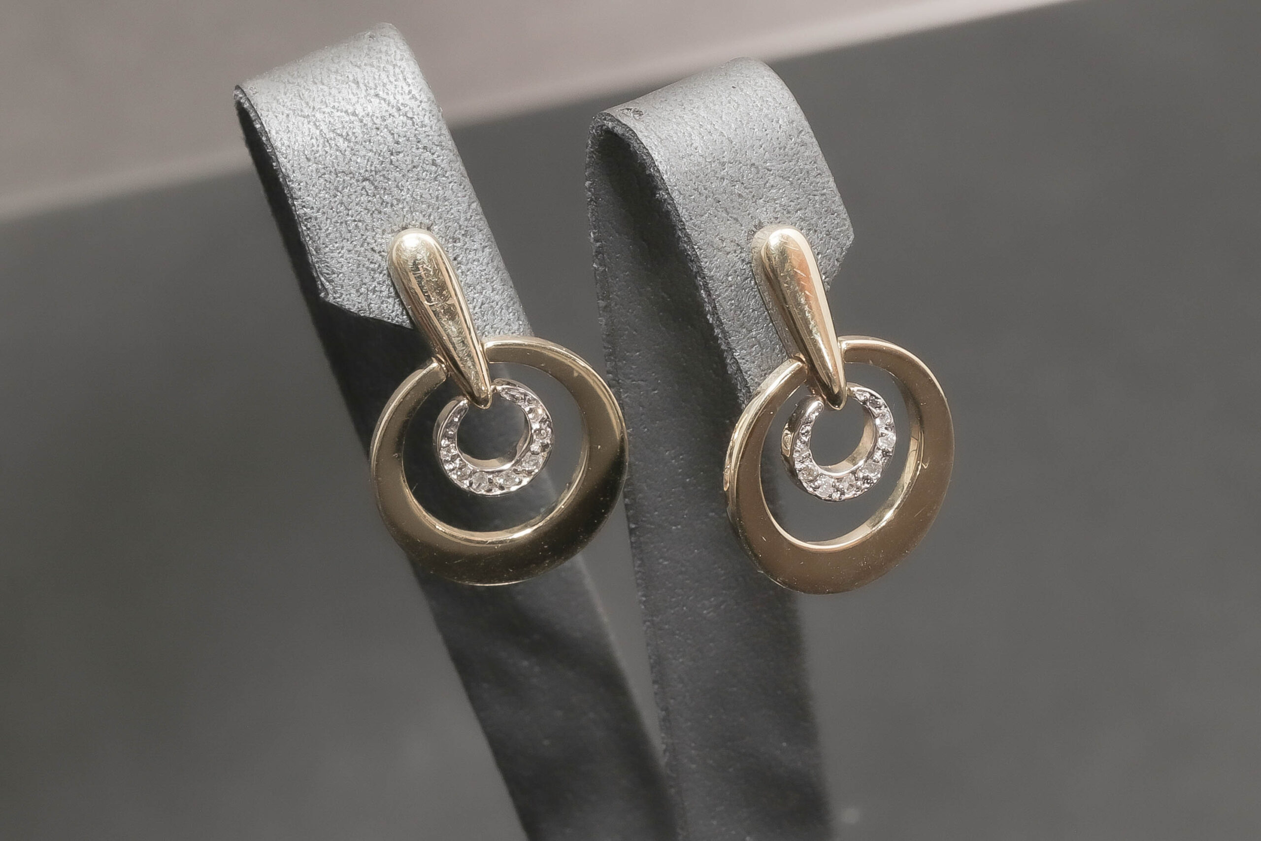 Elegant ørestikker med diamanter i 14 karat guld