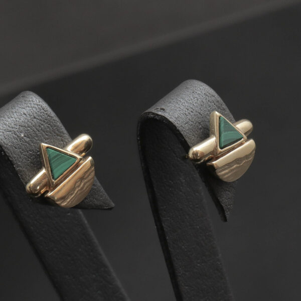 Ørestikker med grøn sten i 14 karat guld