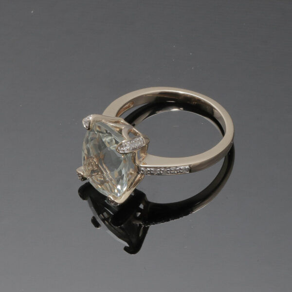 Dame ring med 0,10ct diamanter og stor lysegrøn sten i 14 karat guld