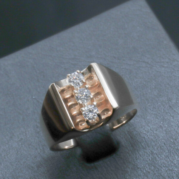 Dame ring med klare sten i 14 karat guld