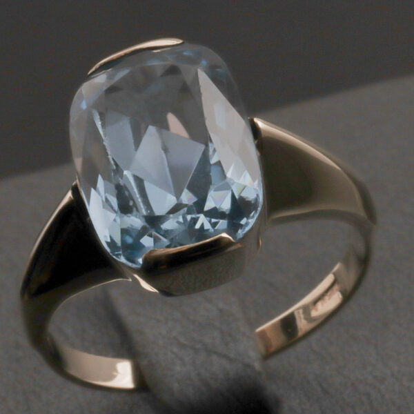 Dame ring med lyseblå sten i 14 karat guld