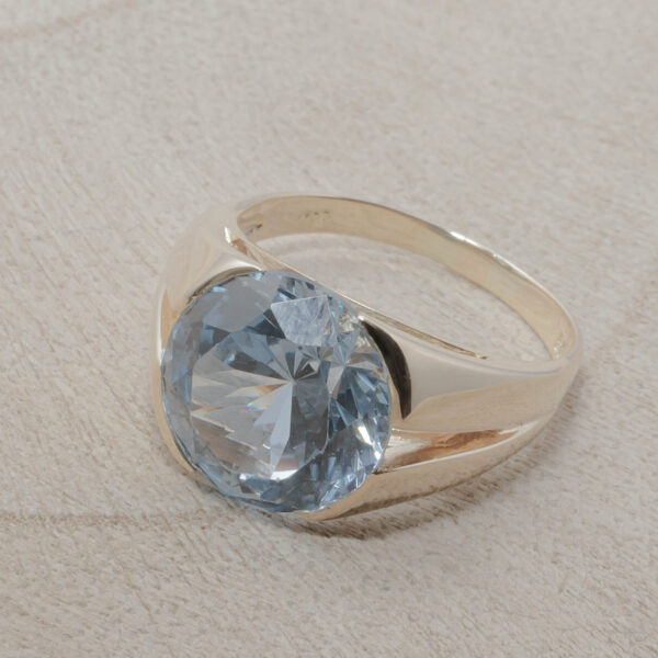Dame ring med lyseblå sten i 14 karat guld