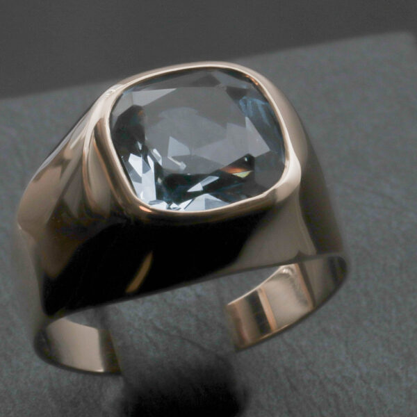 Dame ring med lyseblå sten i 14 karat guld