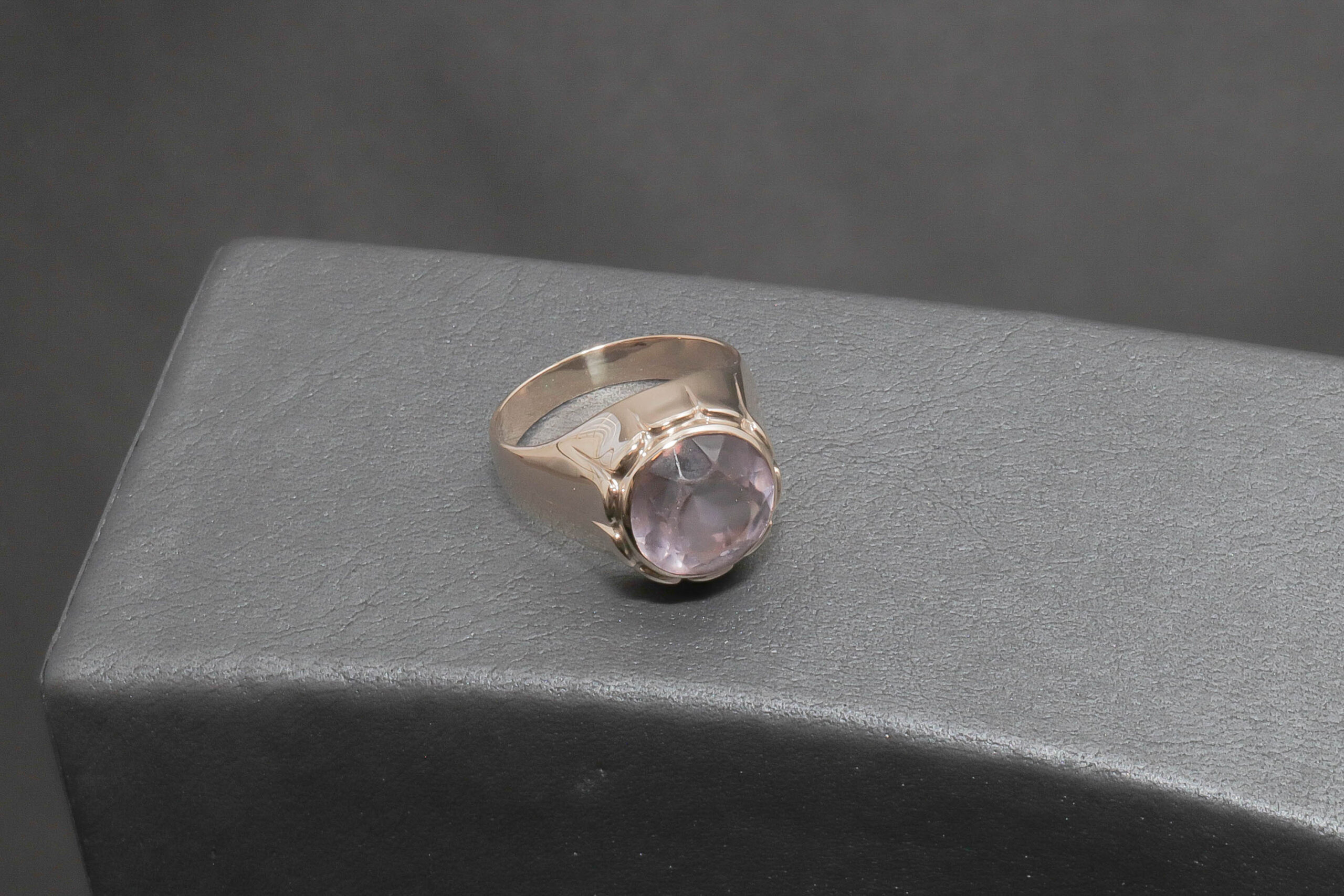 Dame ring med lyslilla sten i 14 karat guld
