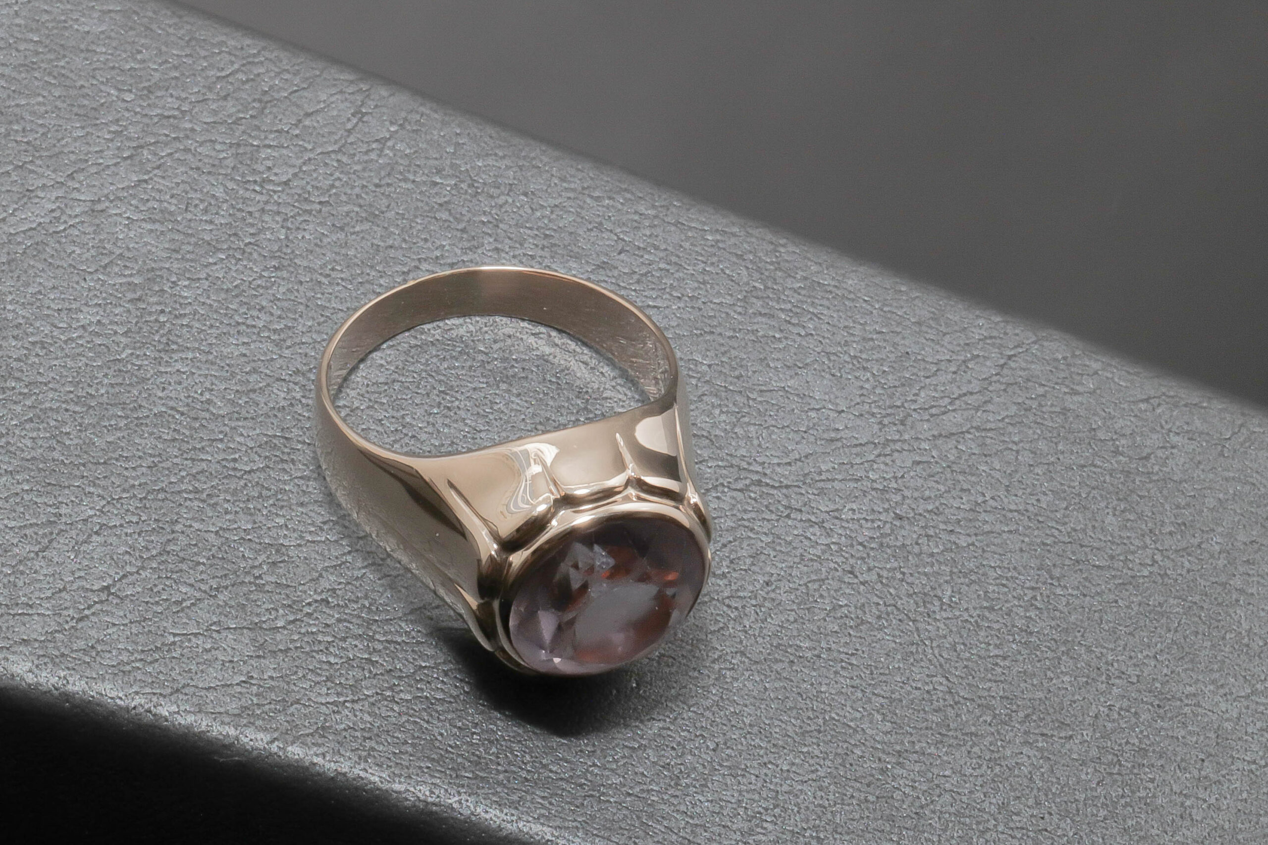 Dame ring med lyslilla sten i 14 karat guld