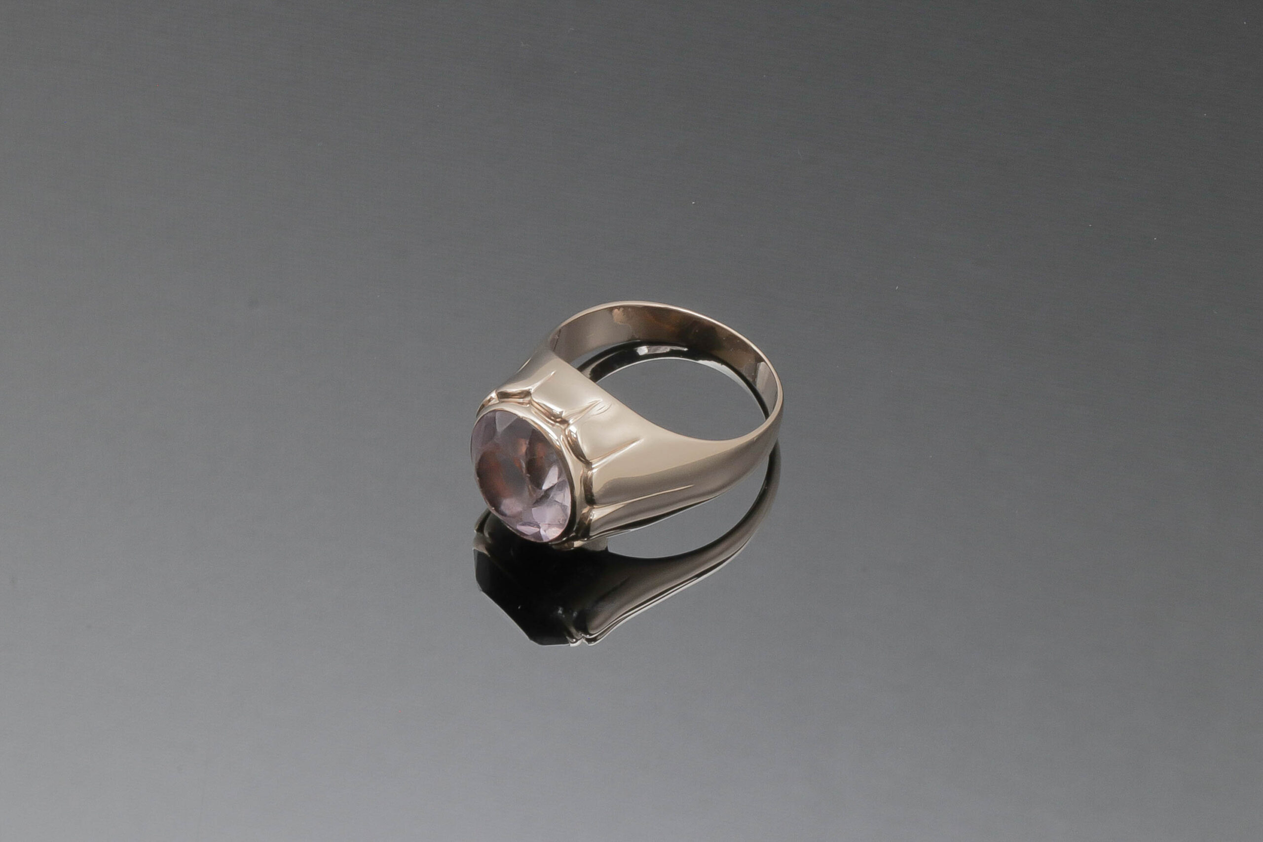 Dame ring med lyslilla sten i 14 karat guld