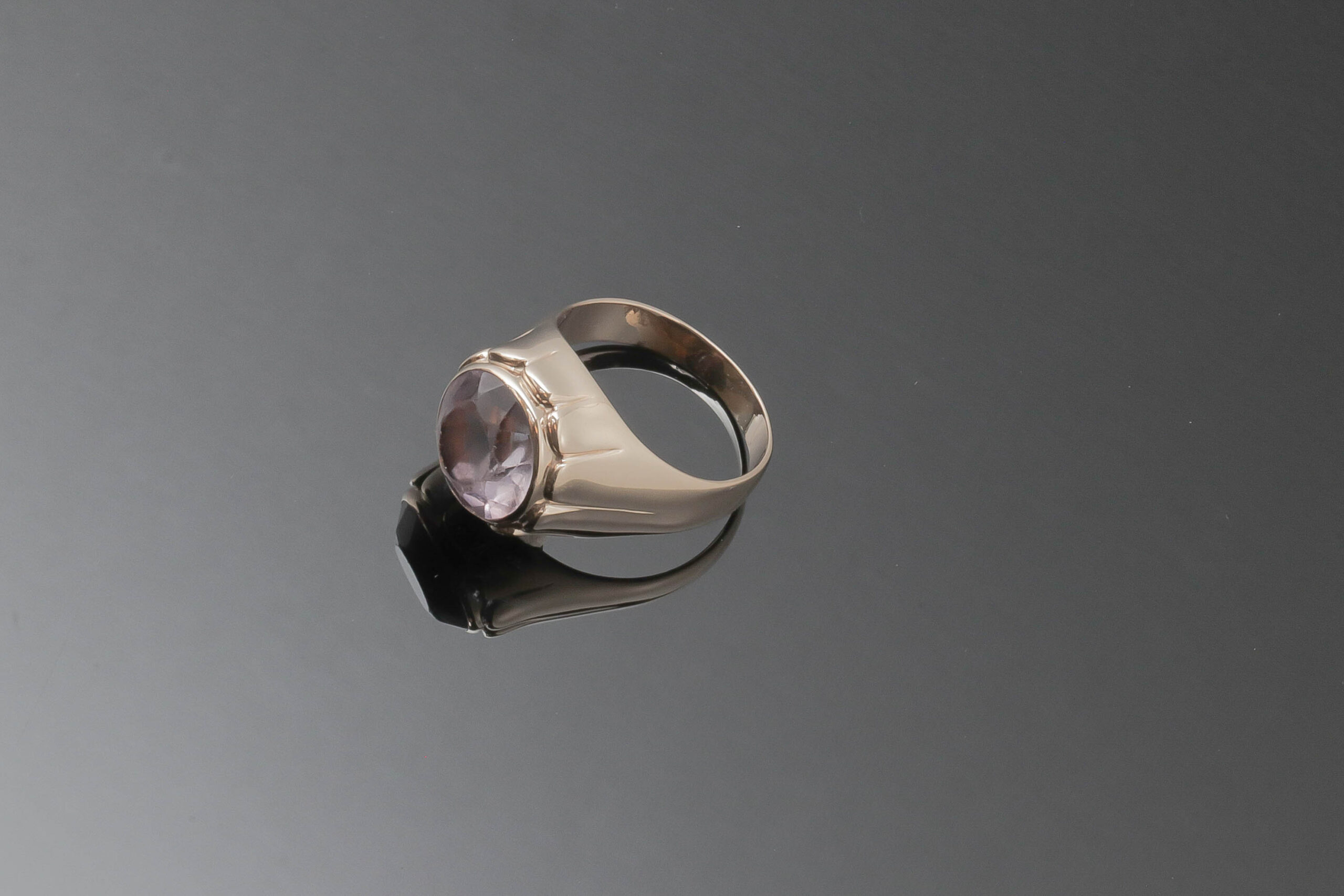 Dame ring med lyslilla sten i 14 karat guld