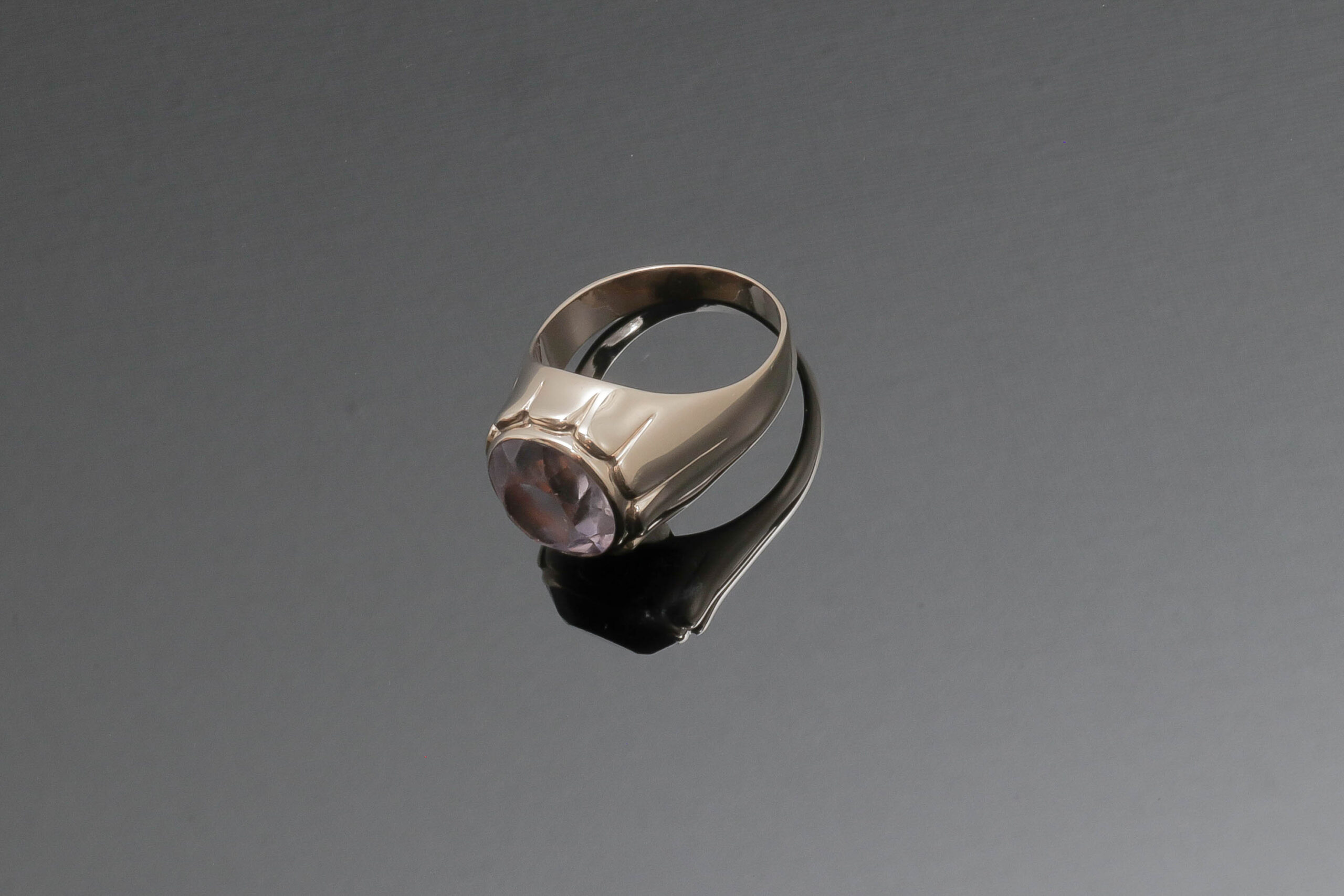 Dame ring med lyslilla sten i 14 karat guld