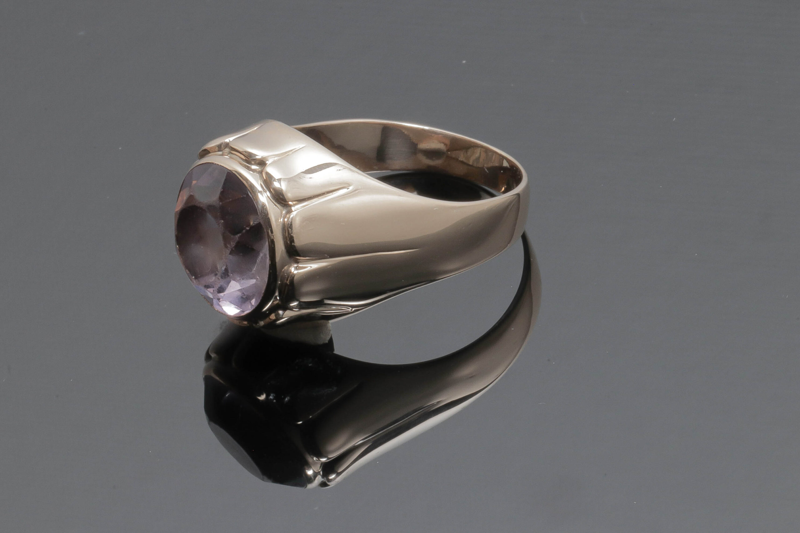 Dame ring med lyslilla sten i 14 karat guld