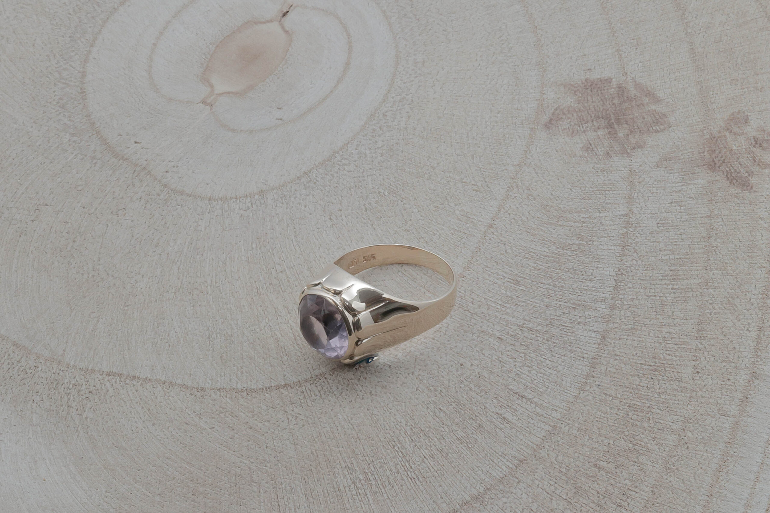 Dame ring med lyslilla sten i 14 karat guld