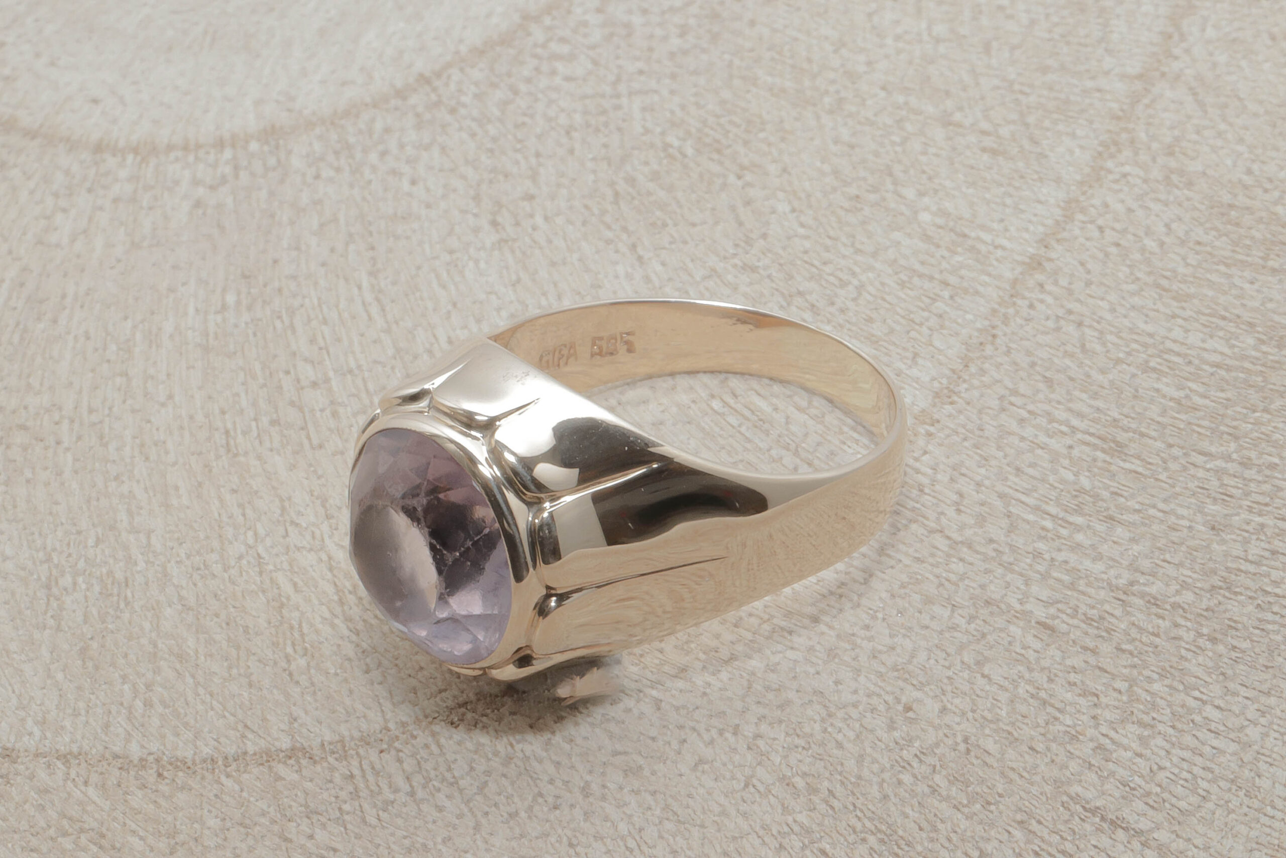 Dame ring med lyslilla sten i 14 karat guld
