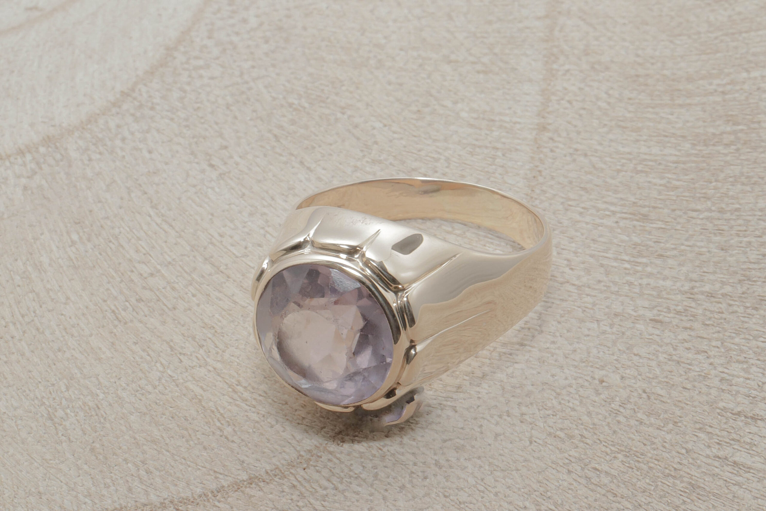 Dame ring med lyslilla sten i 14 karat guld