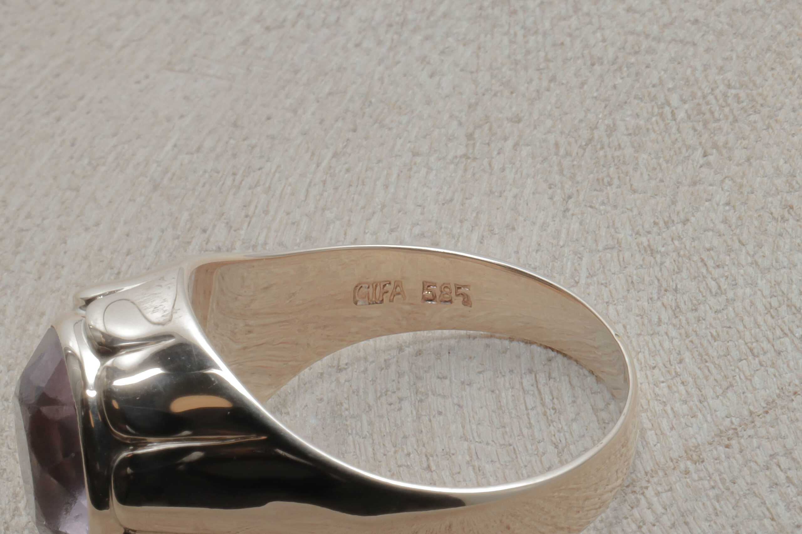 Dame ring med lyslilla sten i 14 karat guld