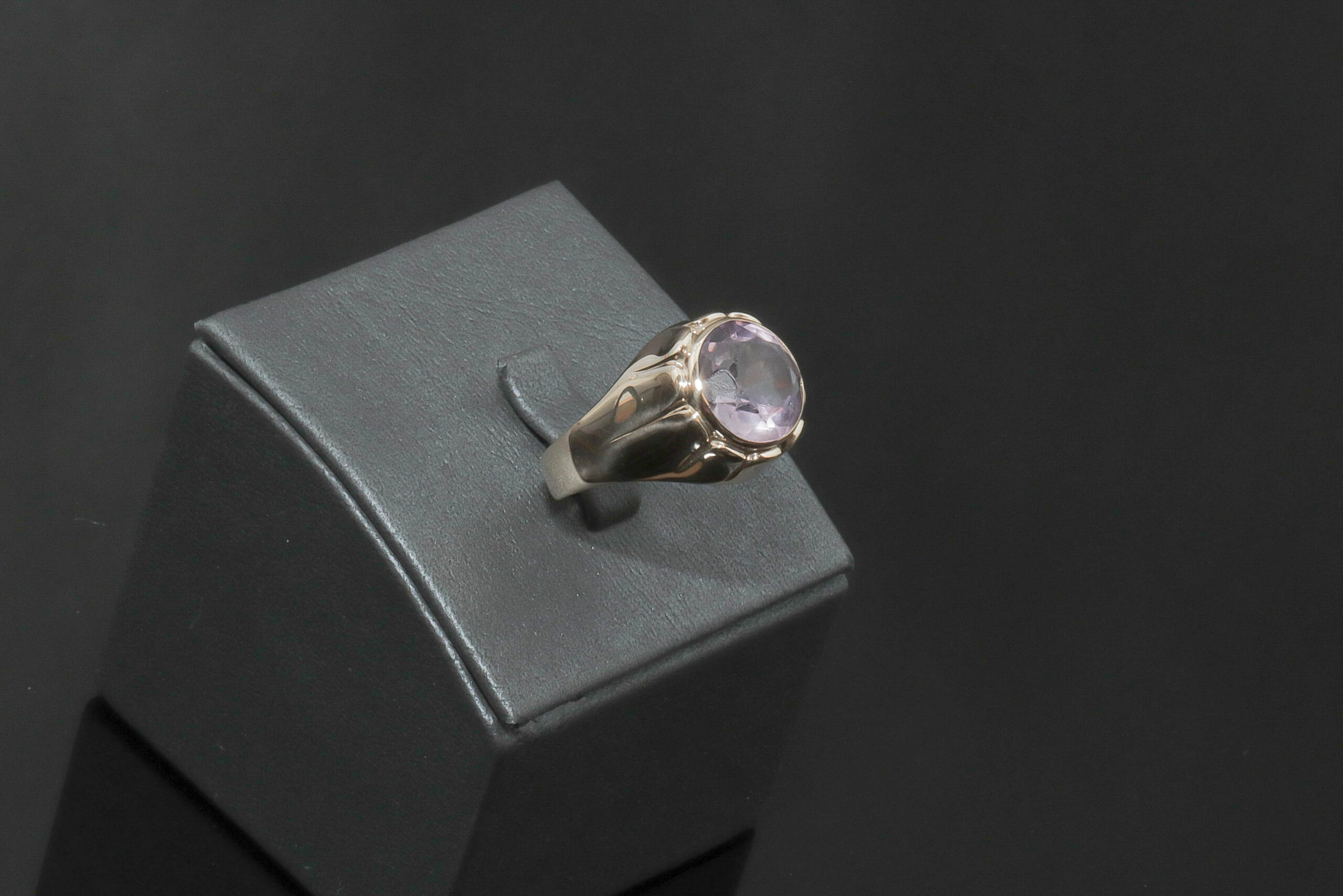 Dame ring med lyslilla sten i 14 karat guld