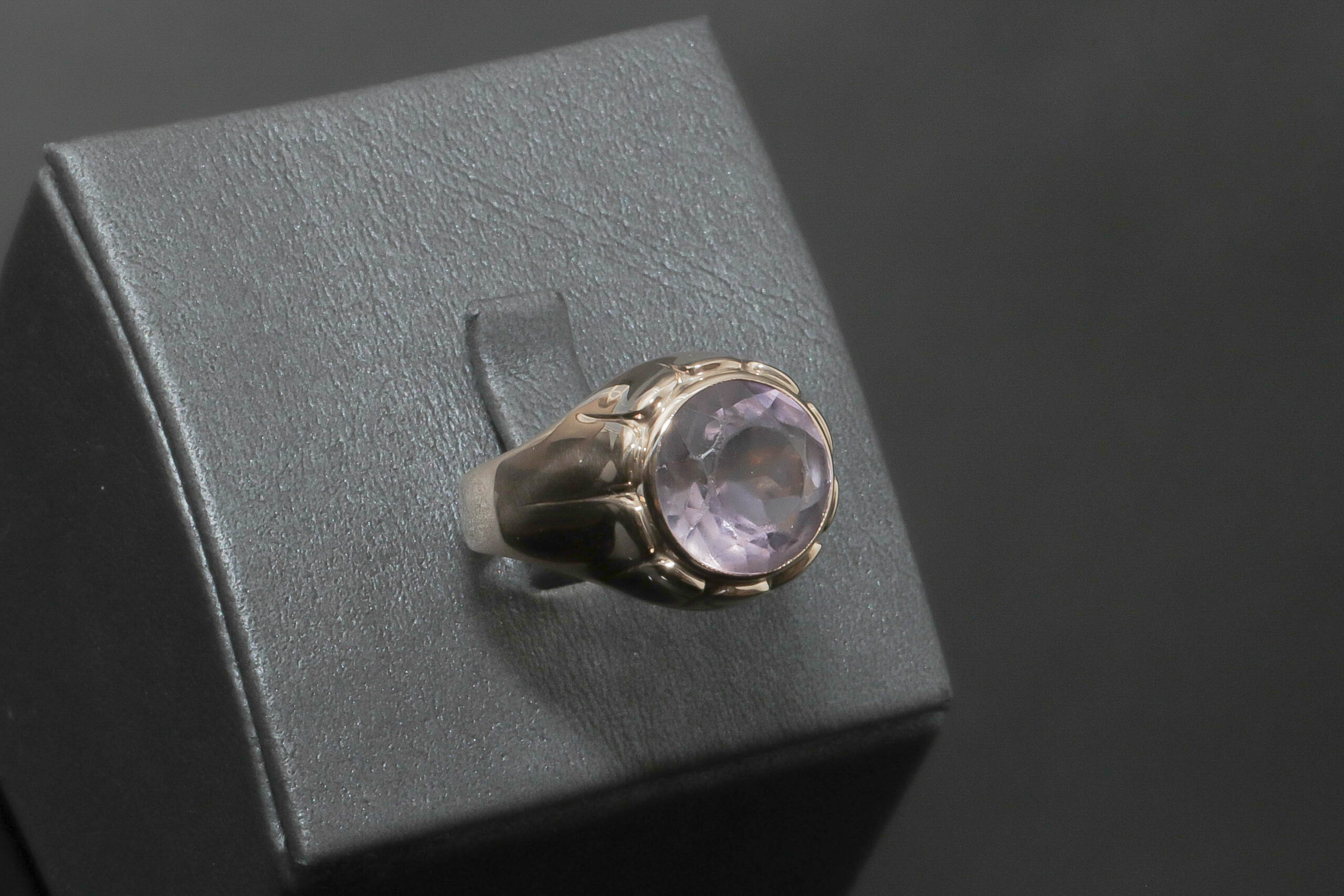 Dame ring med lyslilla sten i 14 karat guld