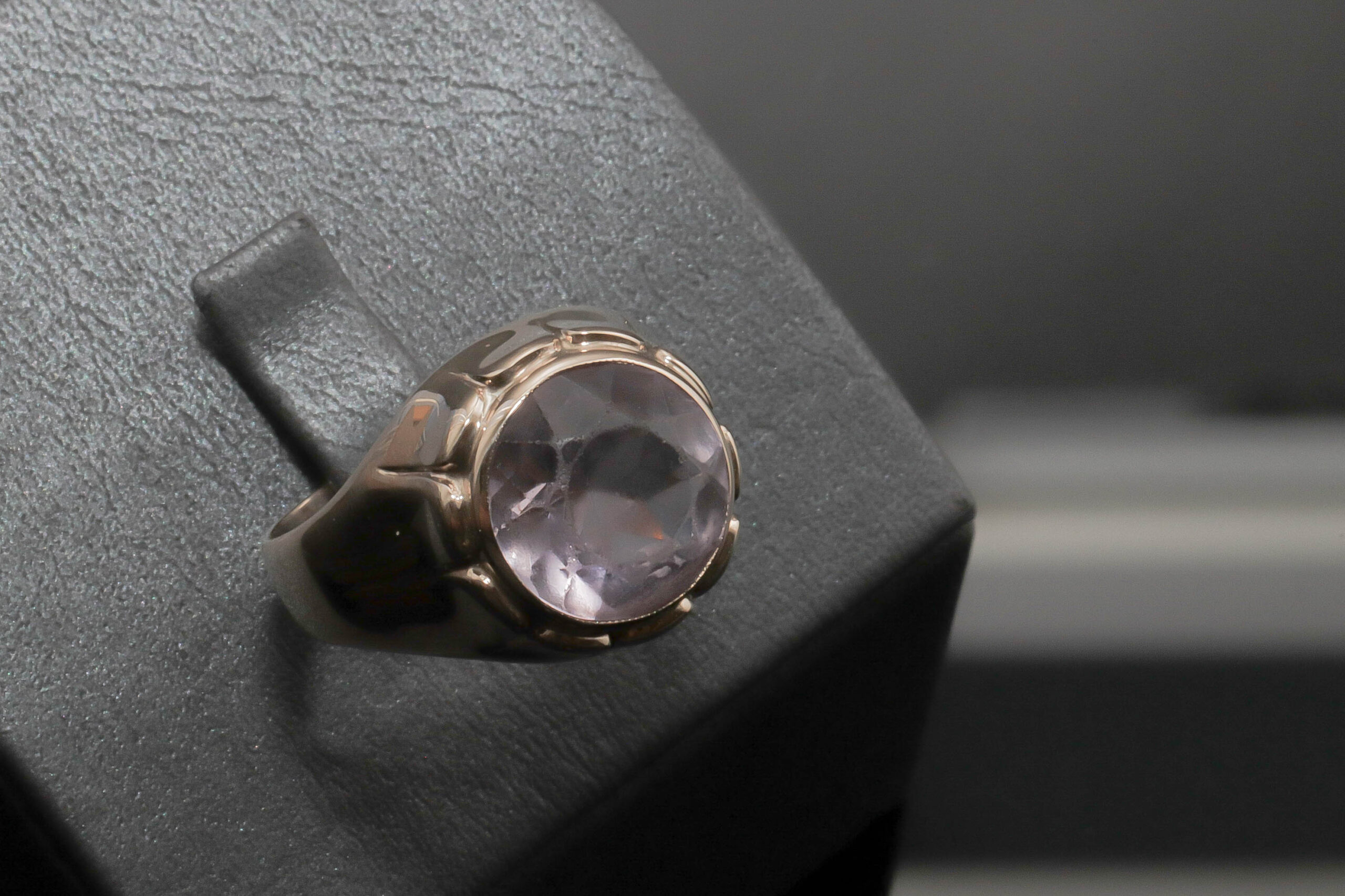 Dame ring med lyslilla sten i 14 karat guld