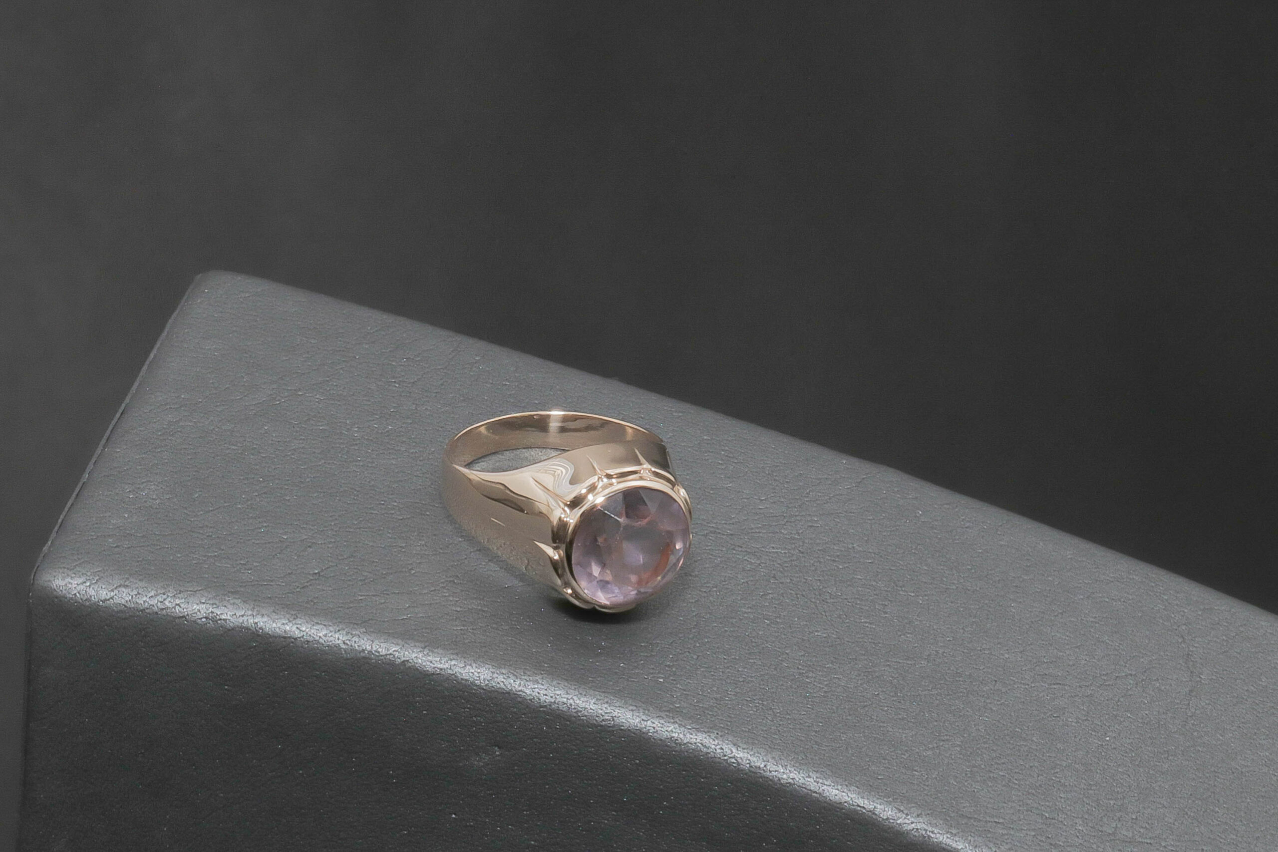 Dame ring med lyslilla sten i 14 karat guld