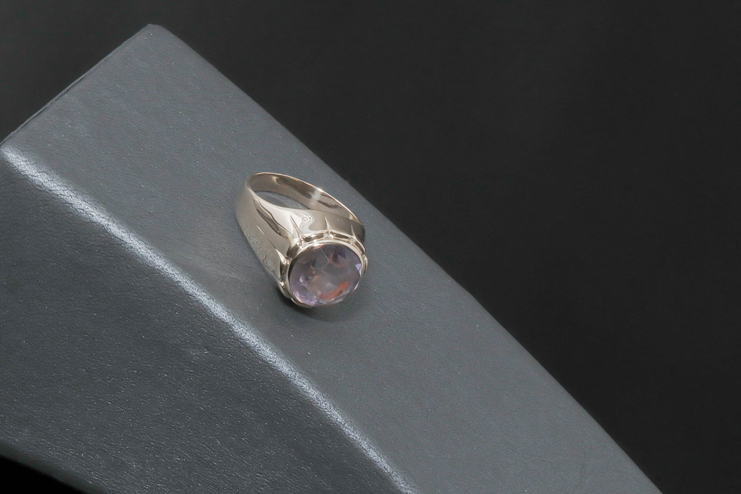Dame ring med lyslilla sten i 14 karat guld
