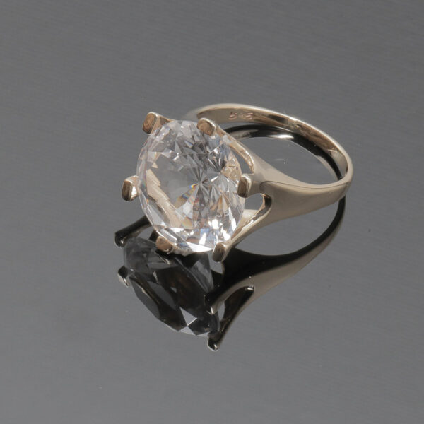 Dame ring med stor lys sten i 14 karat guld