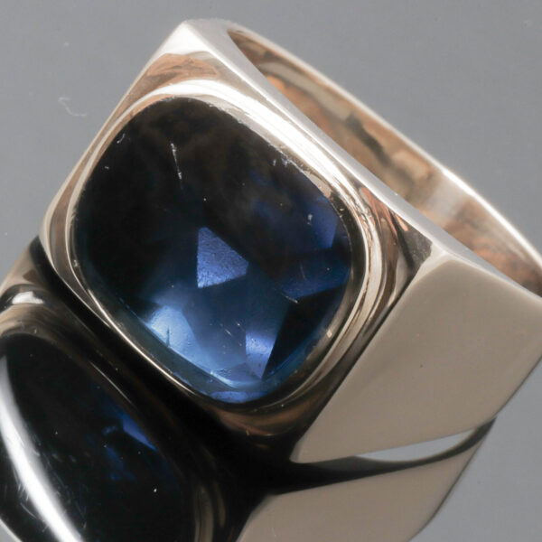 Herrering med mørkeblå sten i 14 karat guld