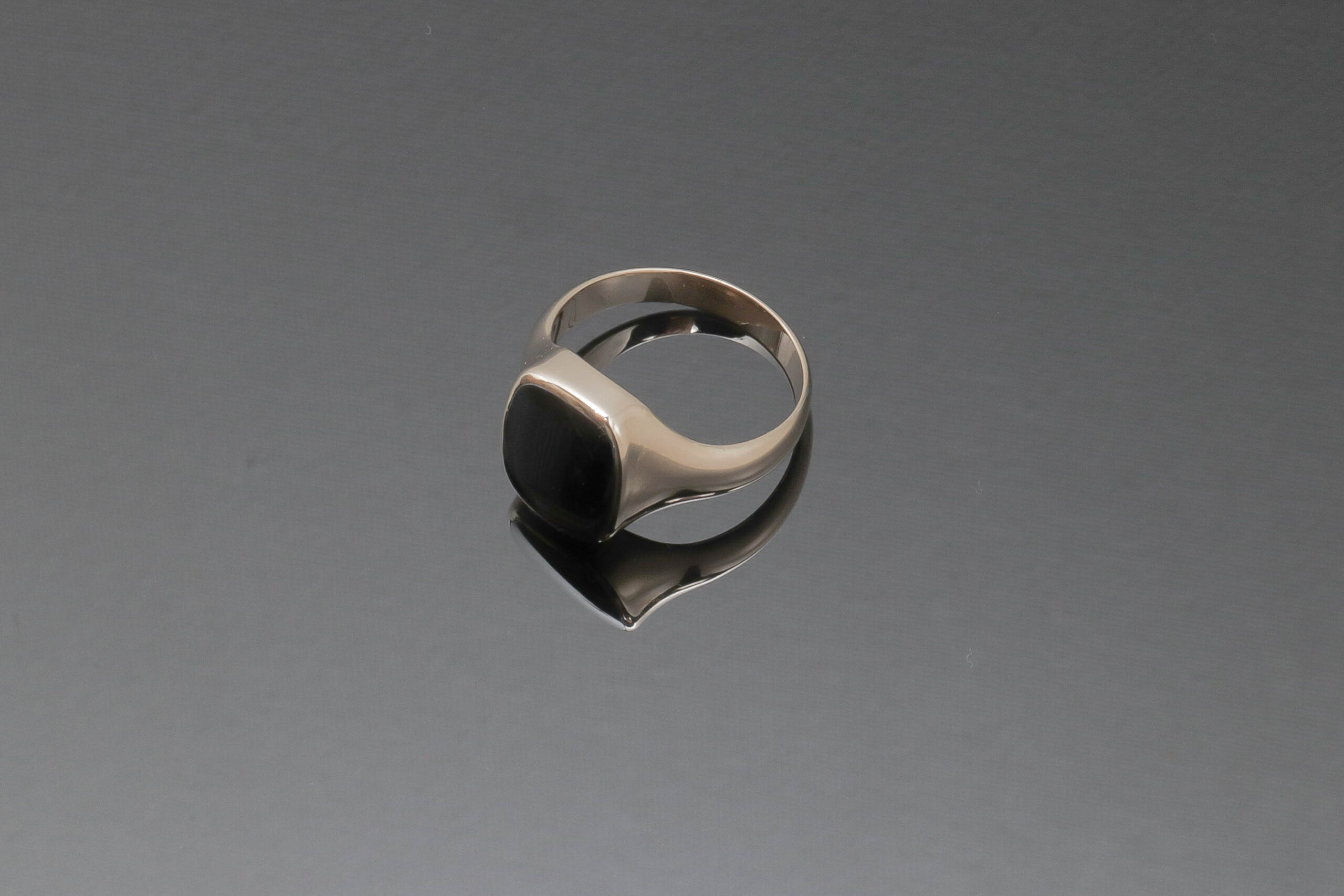 Herrering med mørkegrå sten i 14 karat guld