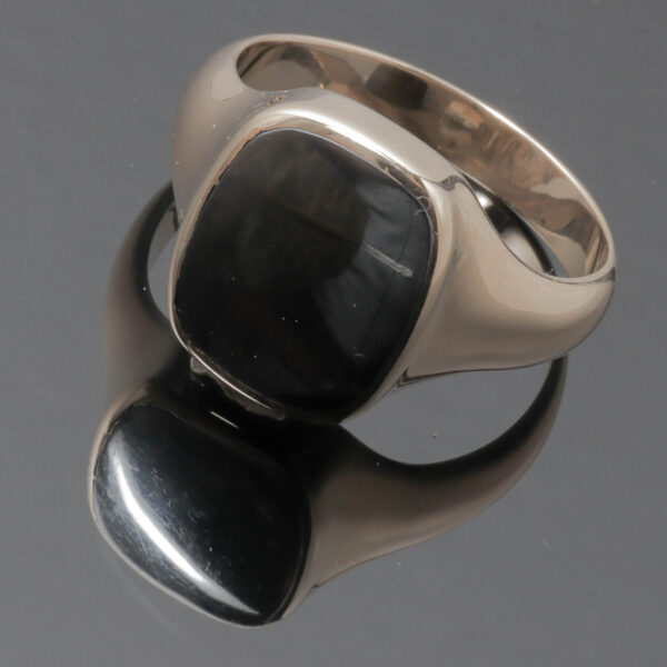 Herrering med mørkegrå sten i 14 karat guld