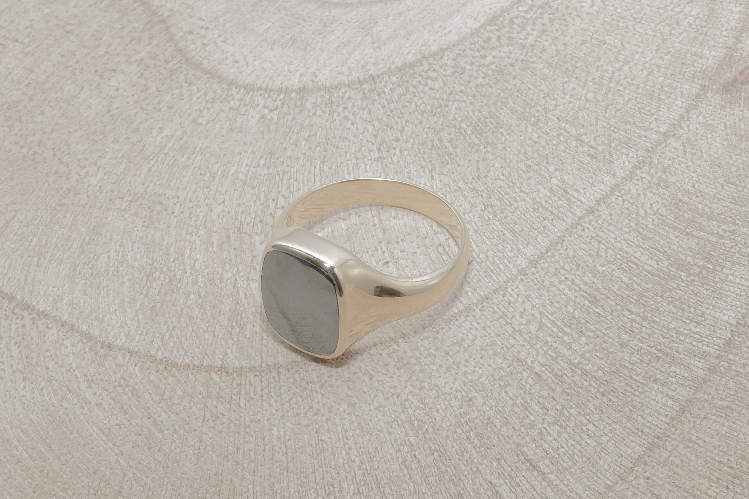 Herrering med mørkegrå sten i 14 karat guld