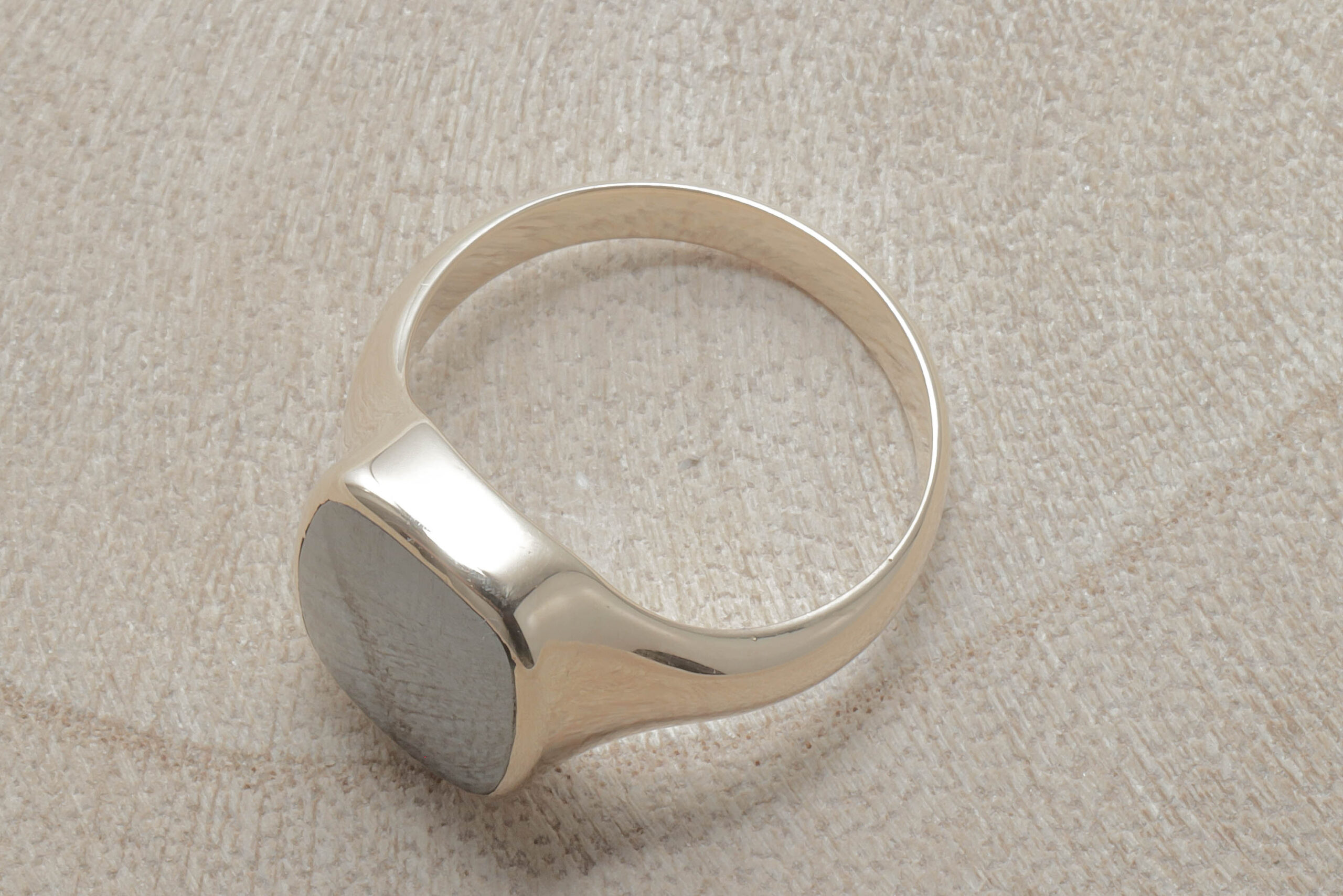 Herrering med mørkegrå sten i 14 karat guld