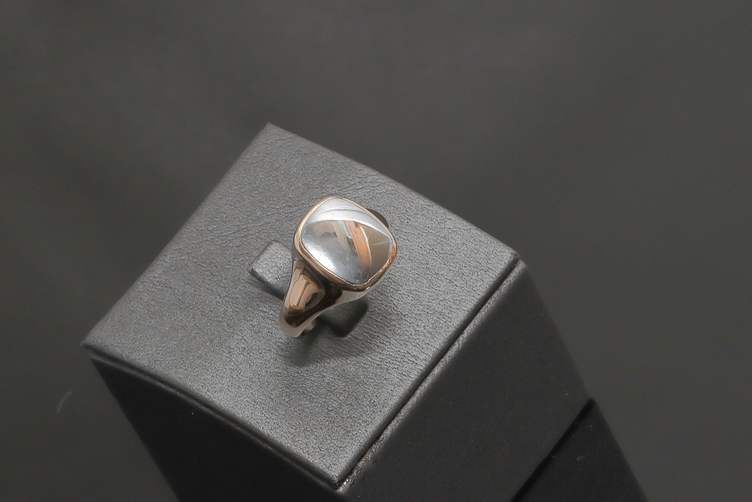 Herrering med mørkegrå sten i 14 karat guld