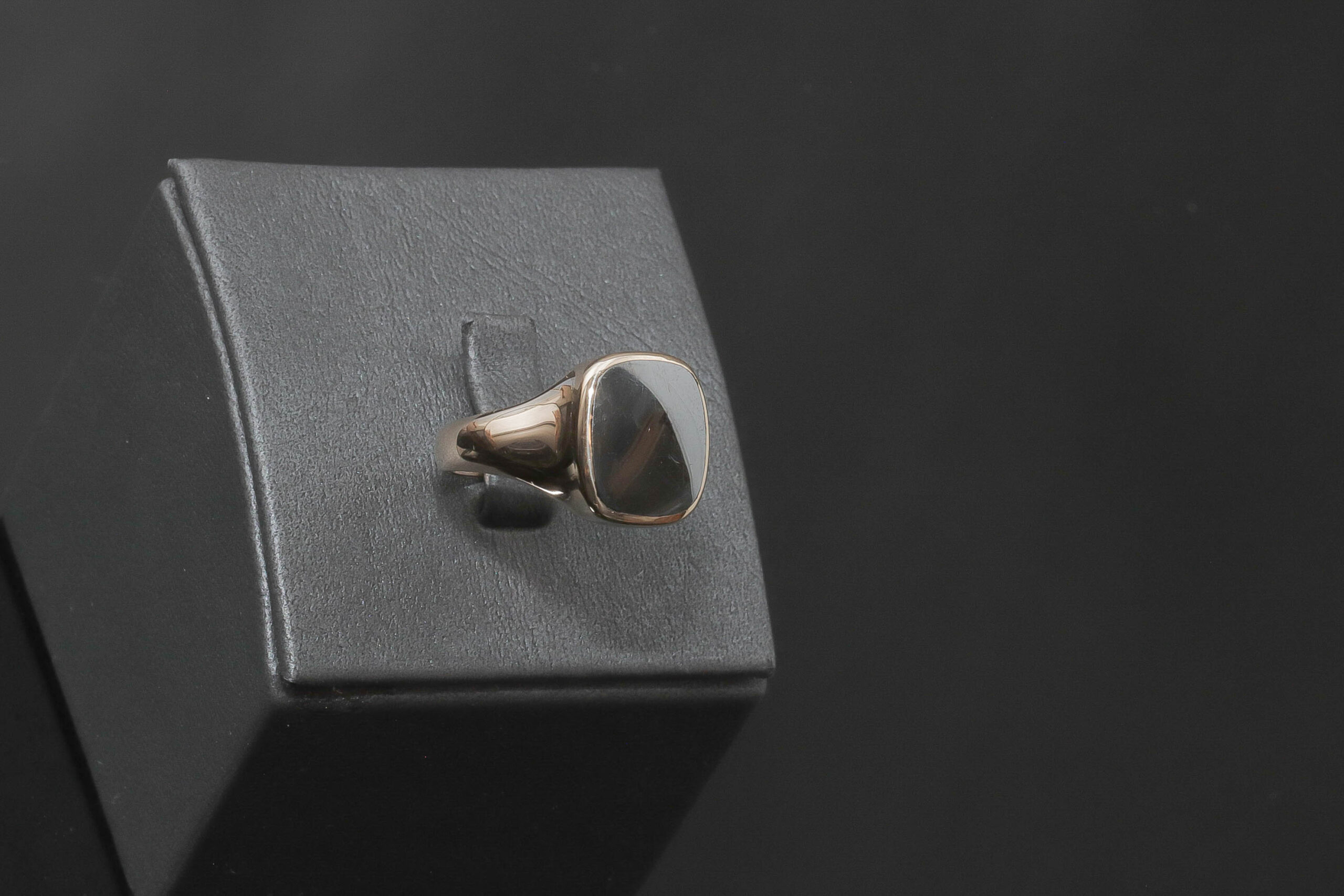 Herrering med mørkegrå sten i 14 karat guld