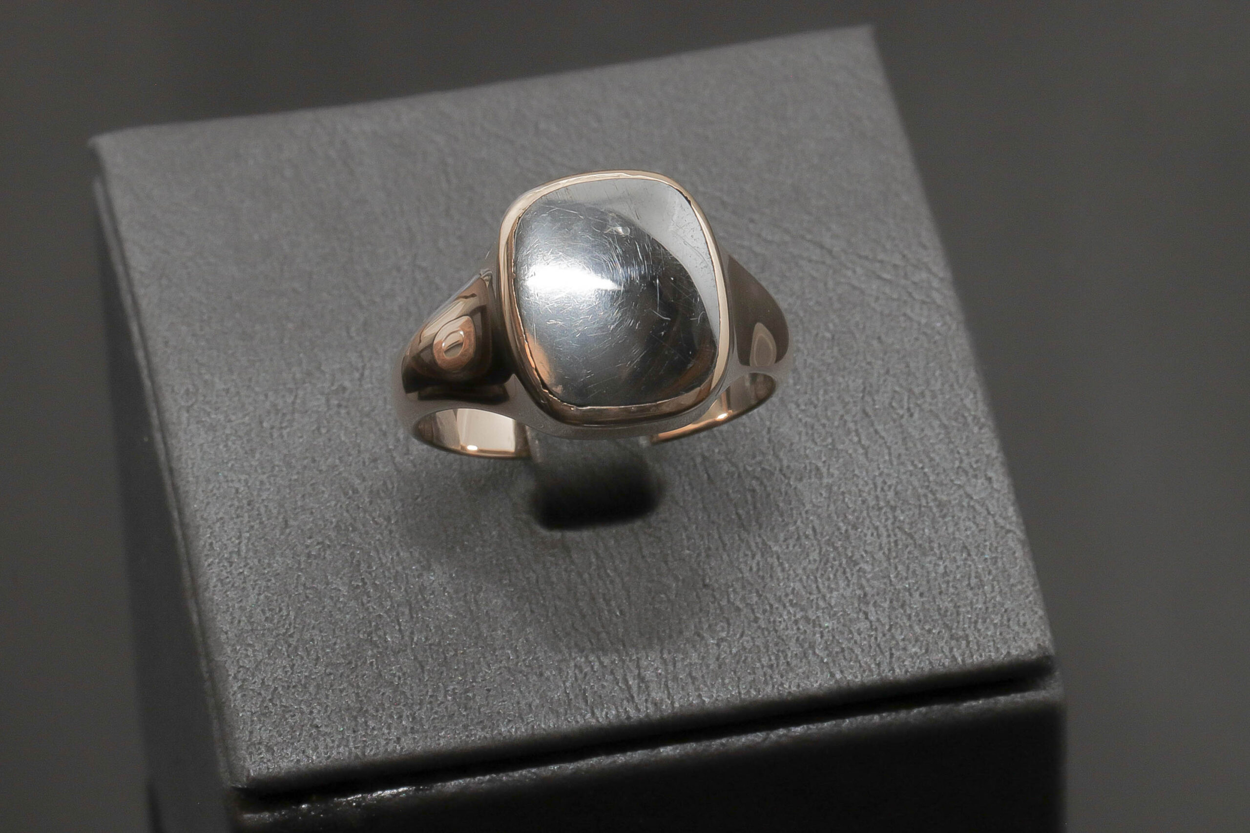Herrering med mørkegrå sten i 14 karat guld