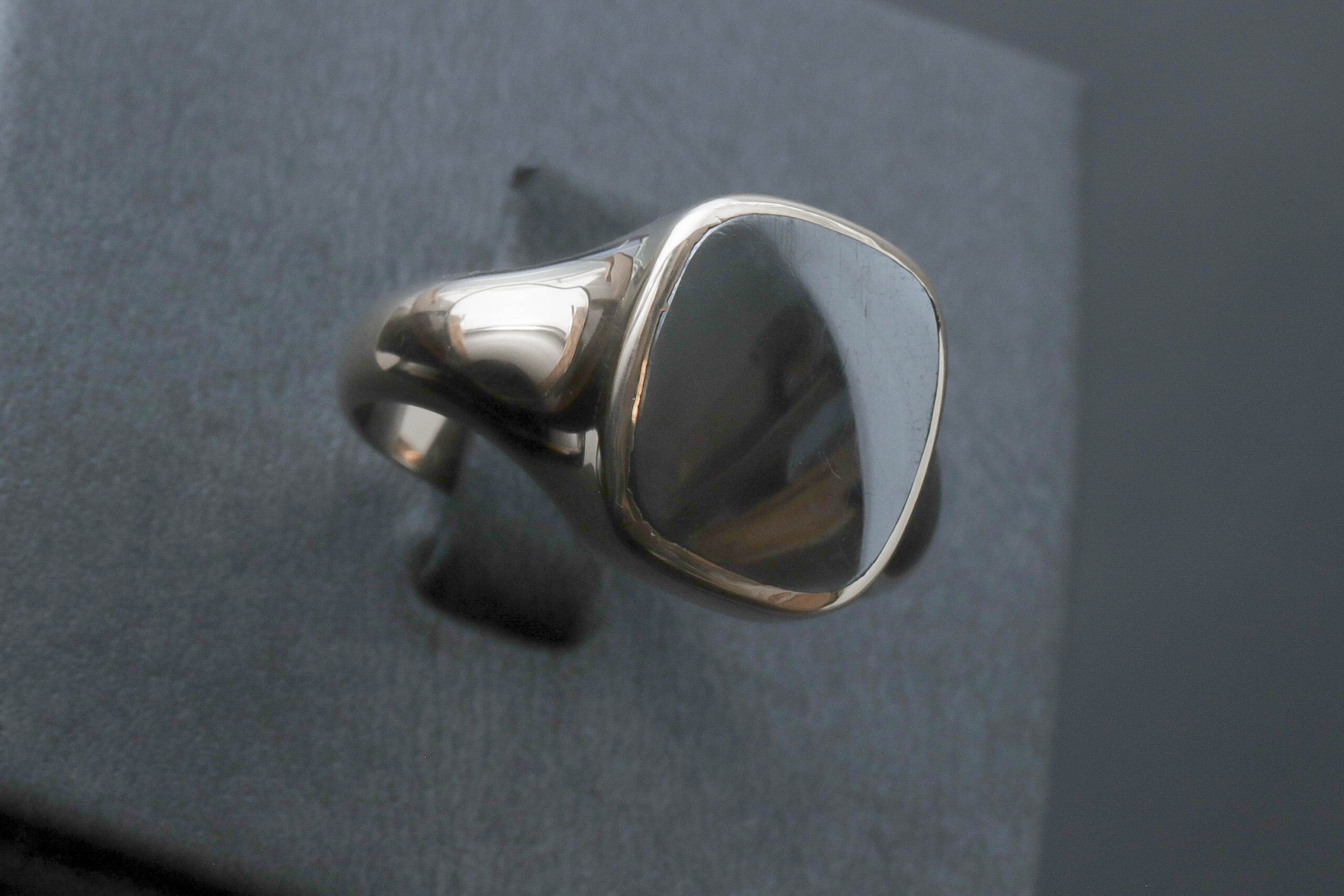 Herrering med mørkegrå sten i 14 karat guld