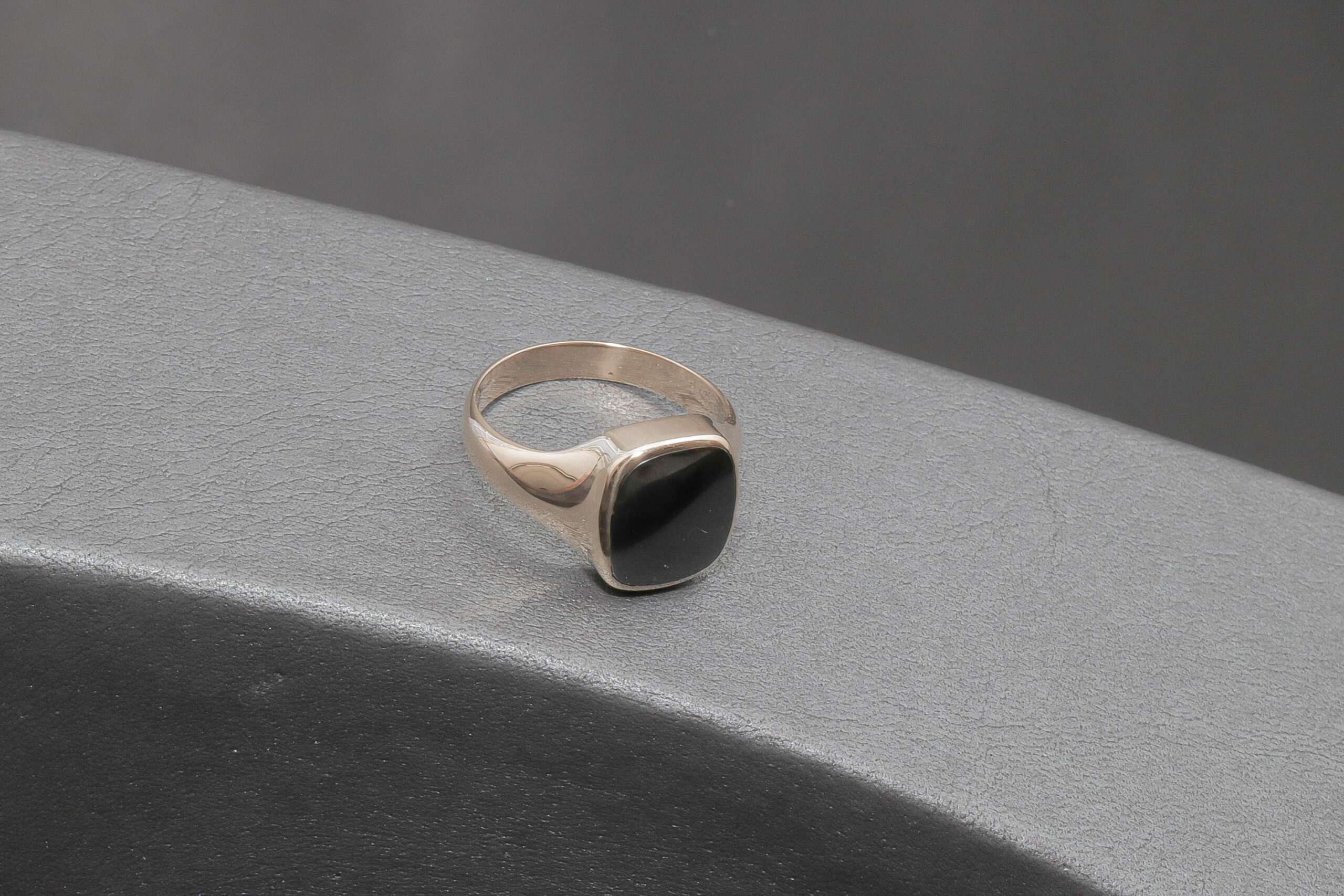 Herrering med mørkegrå sten i 14 karat guld