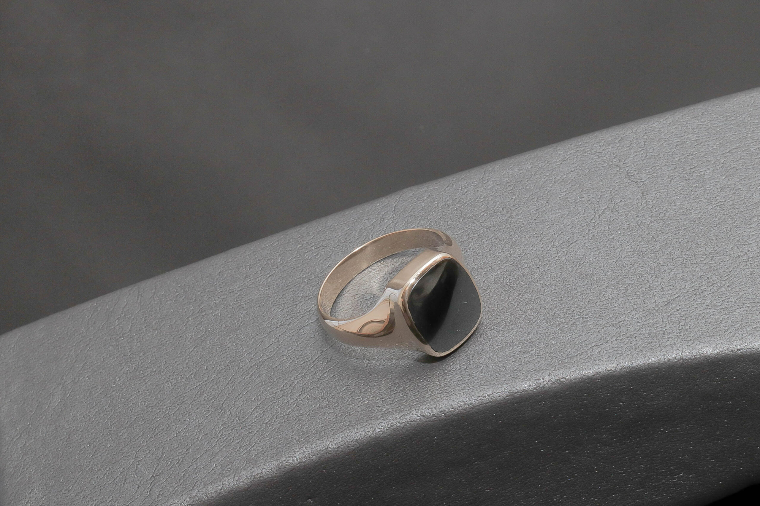 Herrering med mørkegrå sten i 14 karat guld