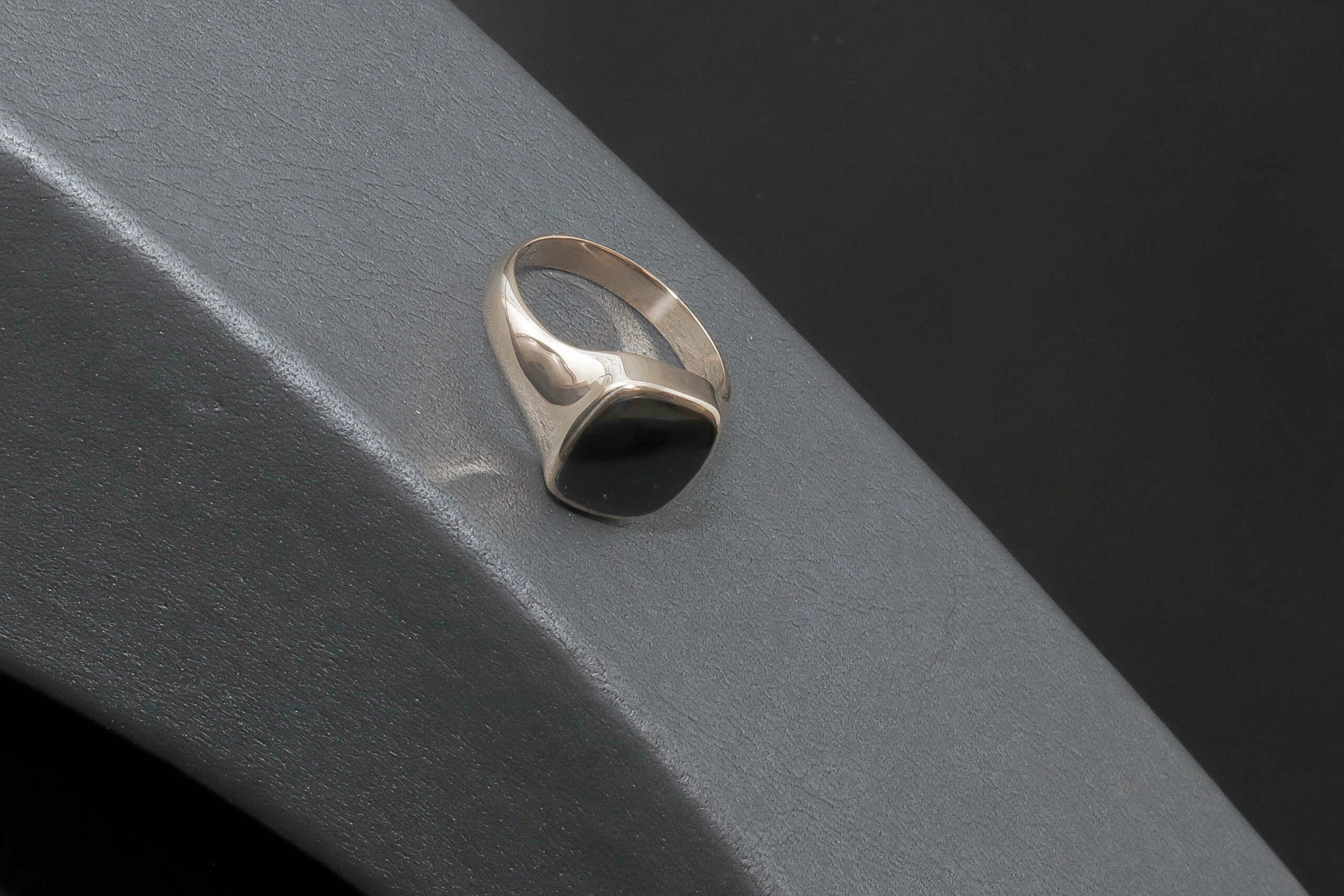 Herrering med mørkegrå sten i 14 karat guld
