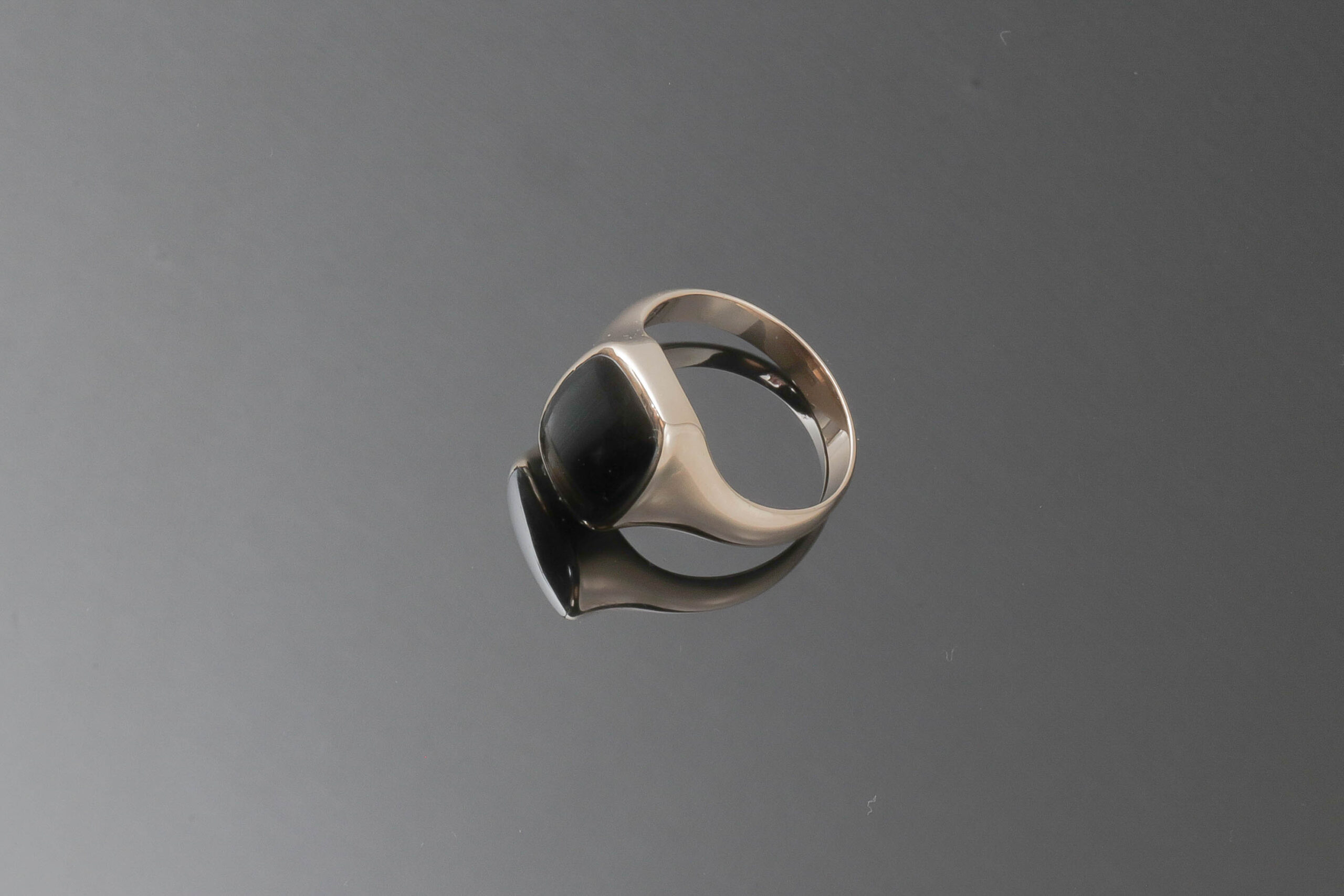 Herrering med mørkegrå sten i 14 karat guld