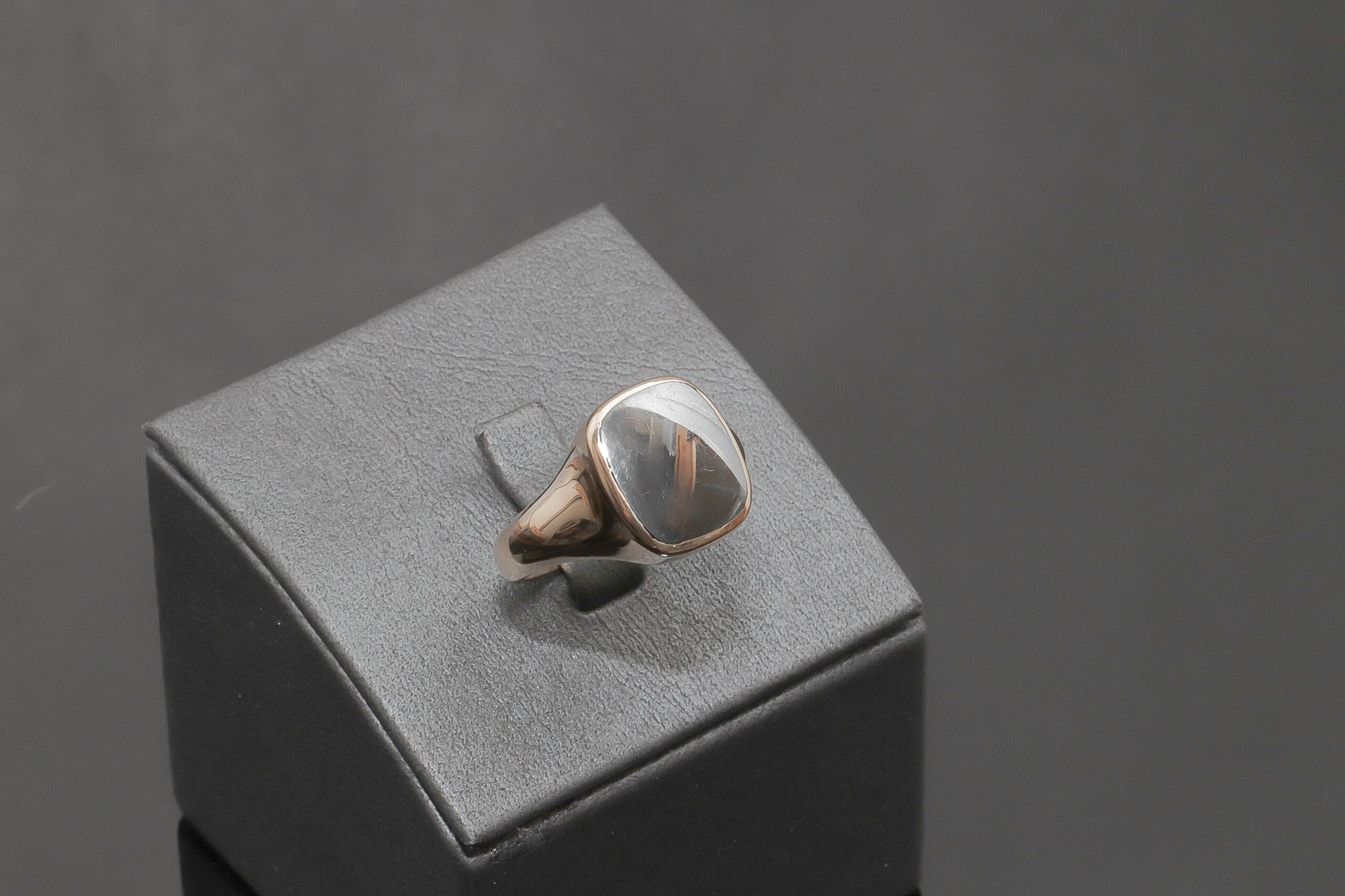 Herrering med mørkegrå sten i 14 karat guld