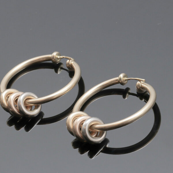 Ørehængere 3 farvet ringe i 18 karat guld