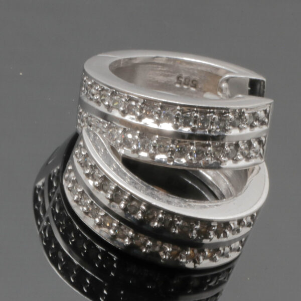 Ørehængere med diamanter i 14 karat hvidguld