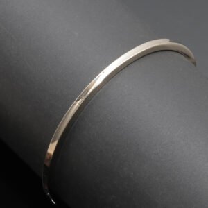 Kvadratisk armring i 14 karat guld