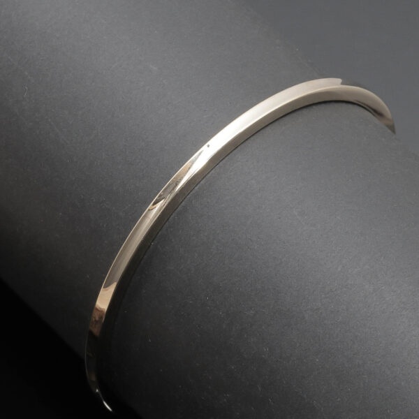 Kvadratisk armring i 14 karat guld