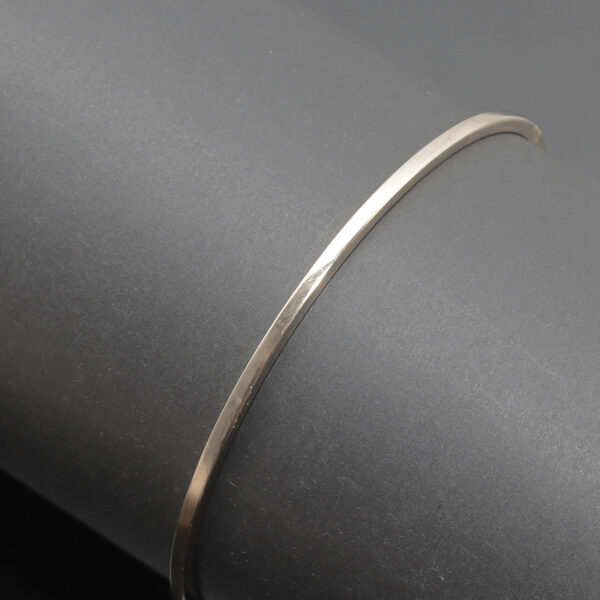 Kvadratisk armring i 14 karat guld