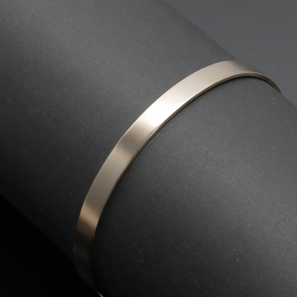 Flad armring i 14 karat guld