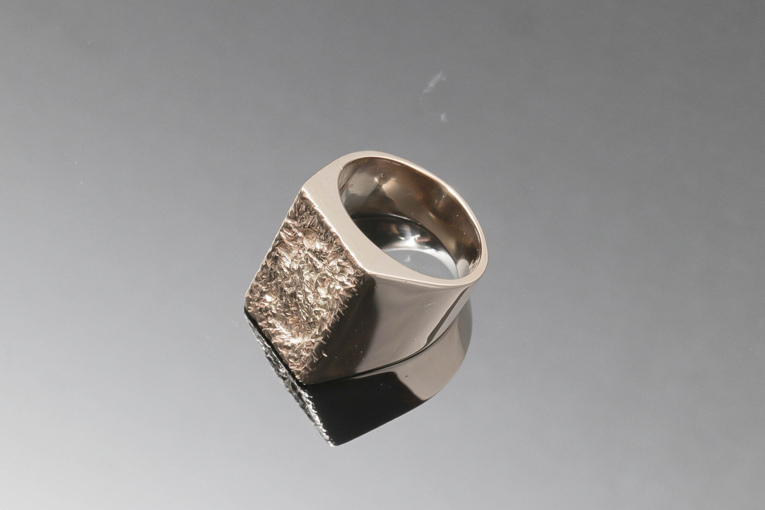 Herrering med matteret overflade i 14 karat guld