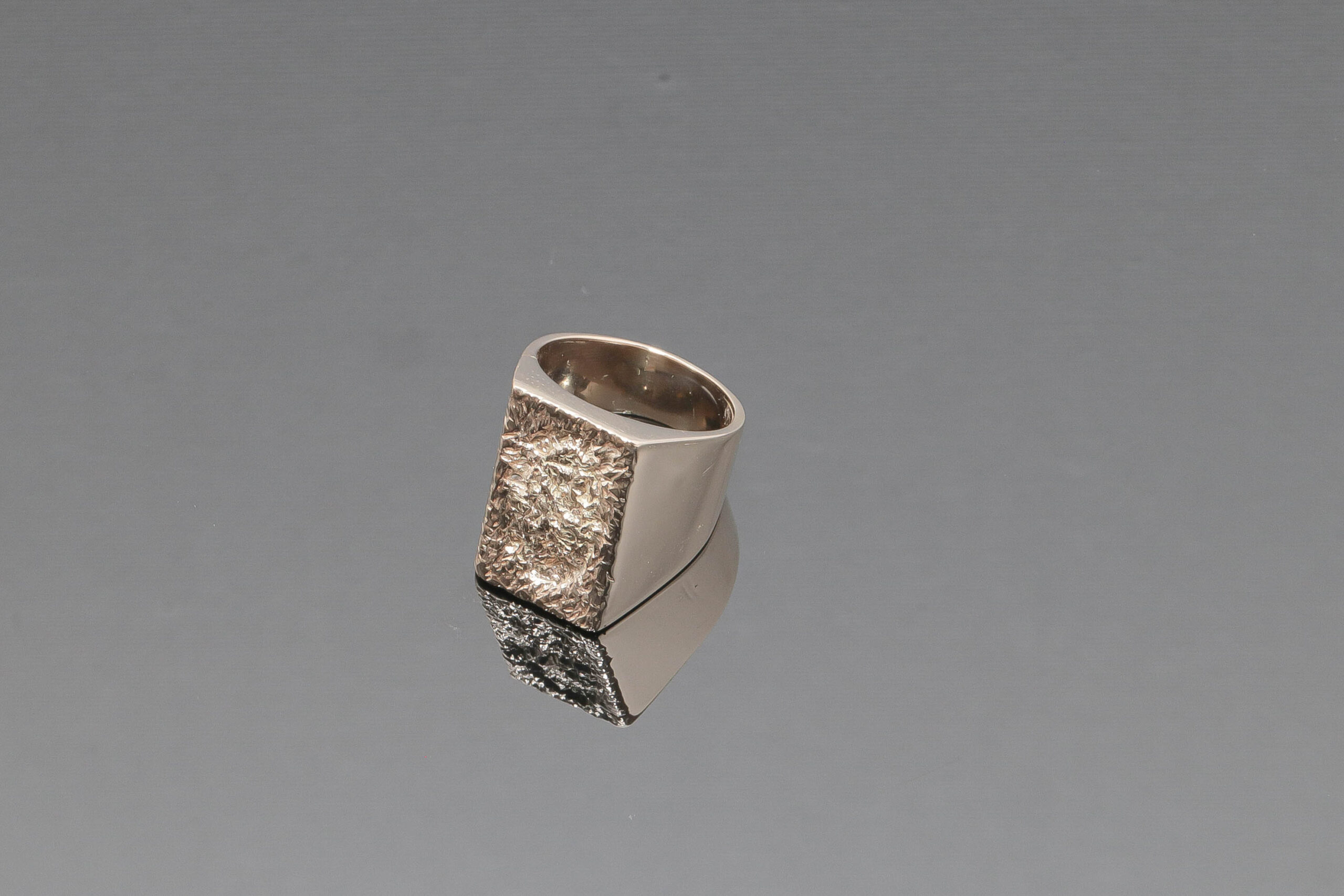 Herrering med matteret overflade i 14 karat guld